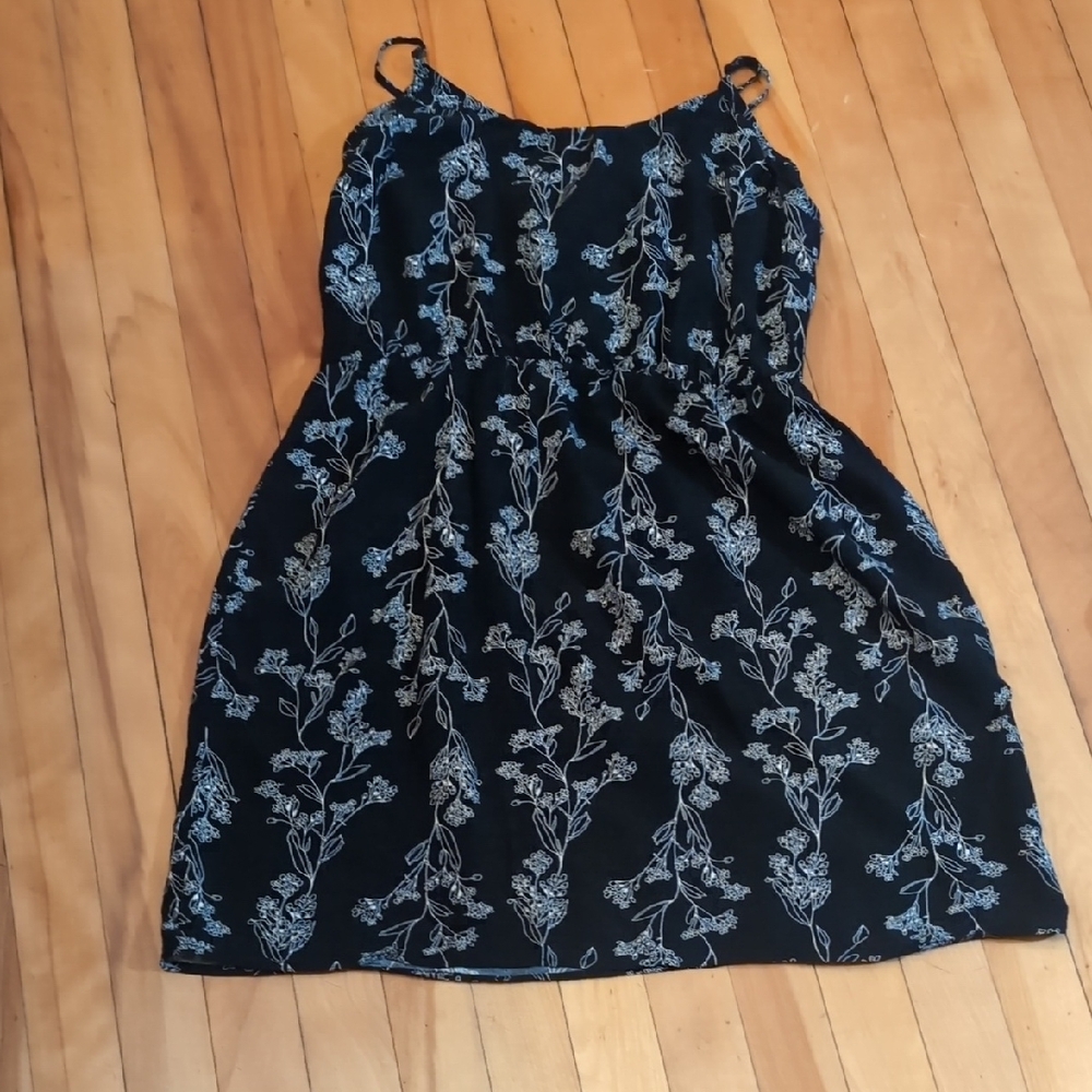 Chic Black Dress with Floral Design - Picture 4 of 9